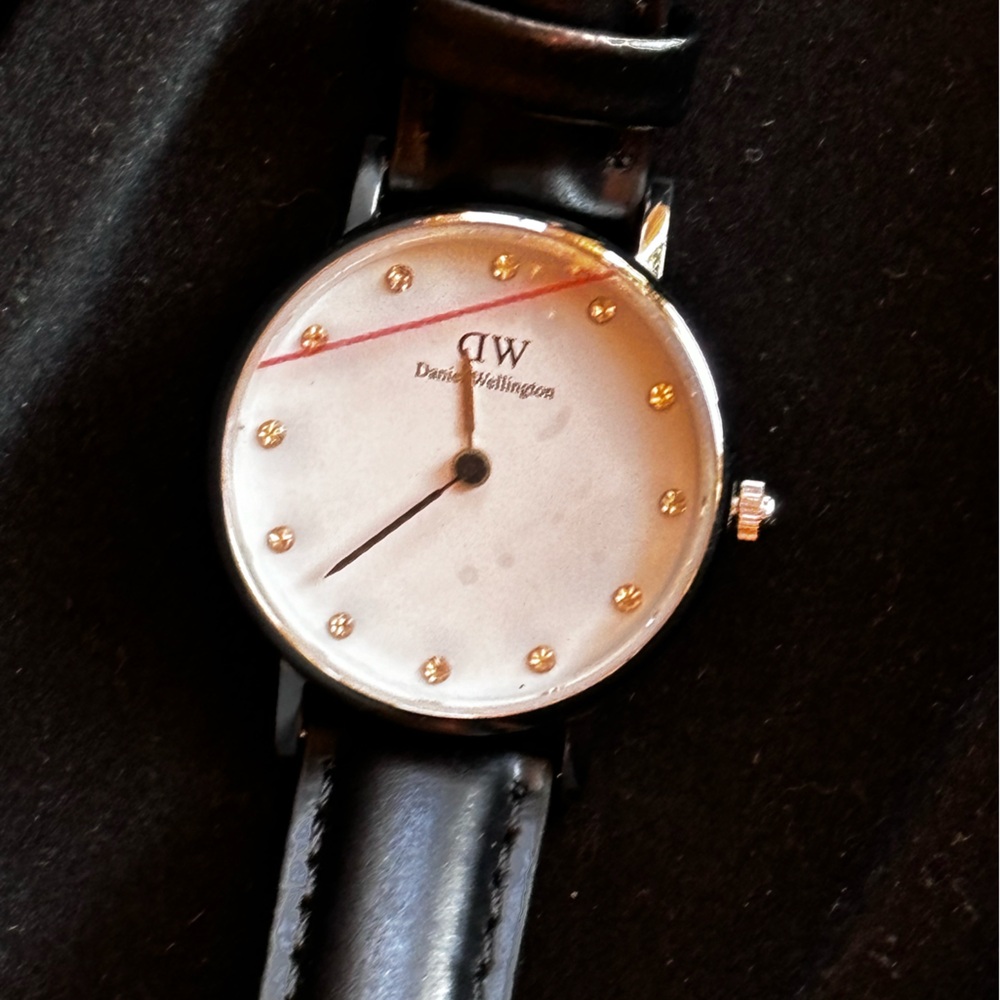 Daniel Wellington ladies watch with black leather band